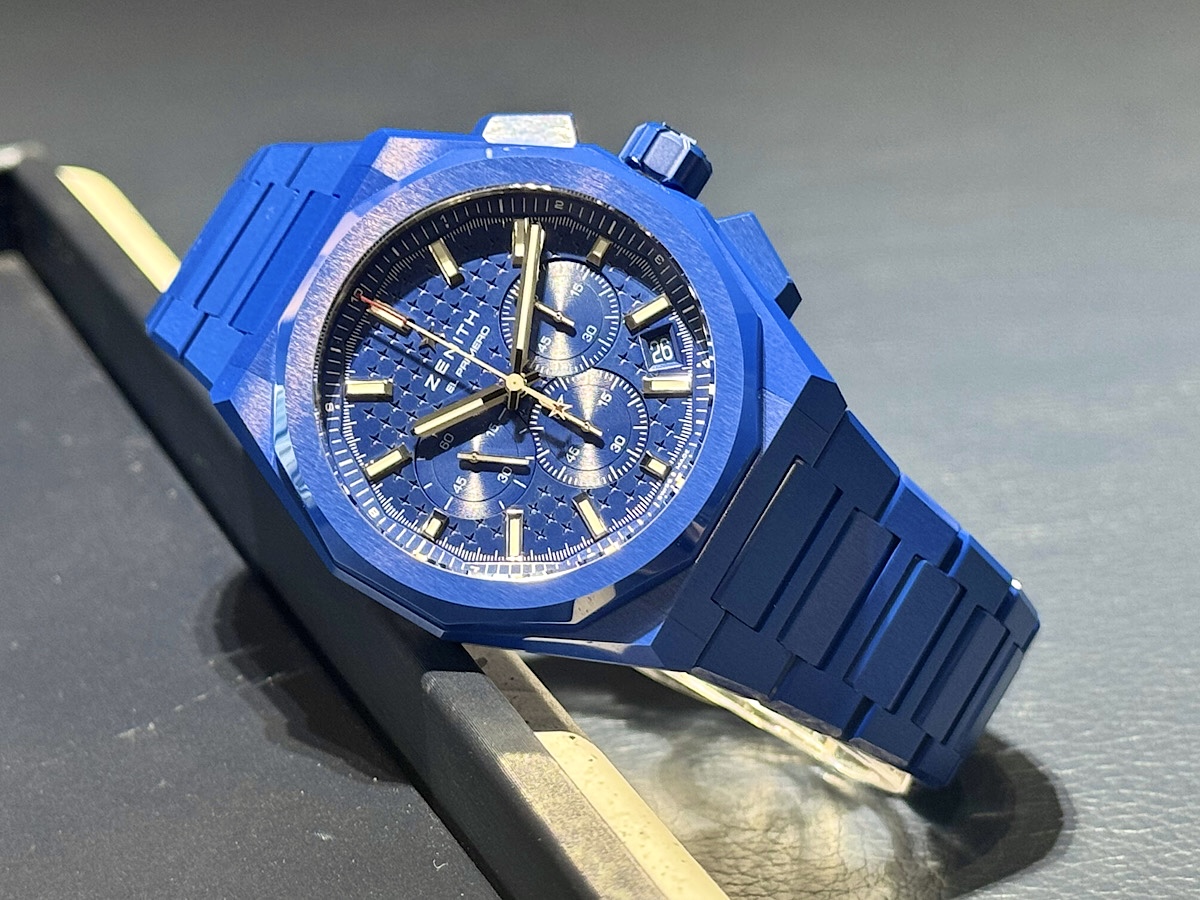 鮮やかなブルーセラミックが周年を祝う。160周年記念モデル『デファイ