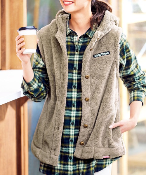Minnetonka（ミネトンカ） ベスト ボアフリースフード付ベスト