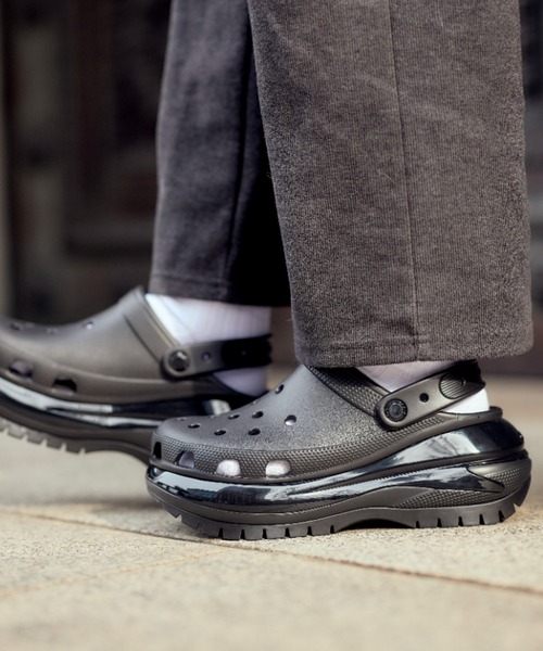 crocs（クロックス） サンダル CLASSIC MEGA CRUSH CLOG 207988-001