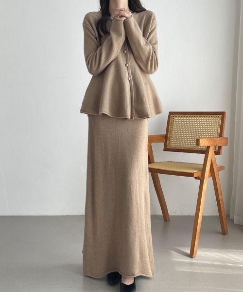セットアップ ペプラムブラウス＆Iラインロングスカートセットアップ