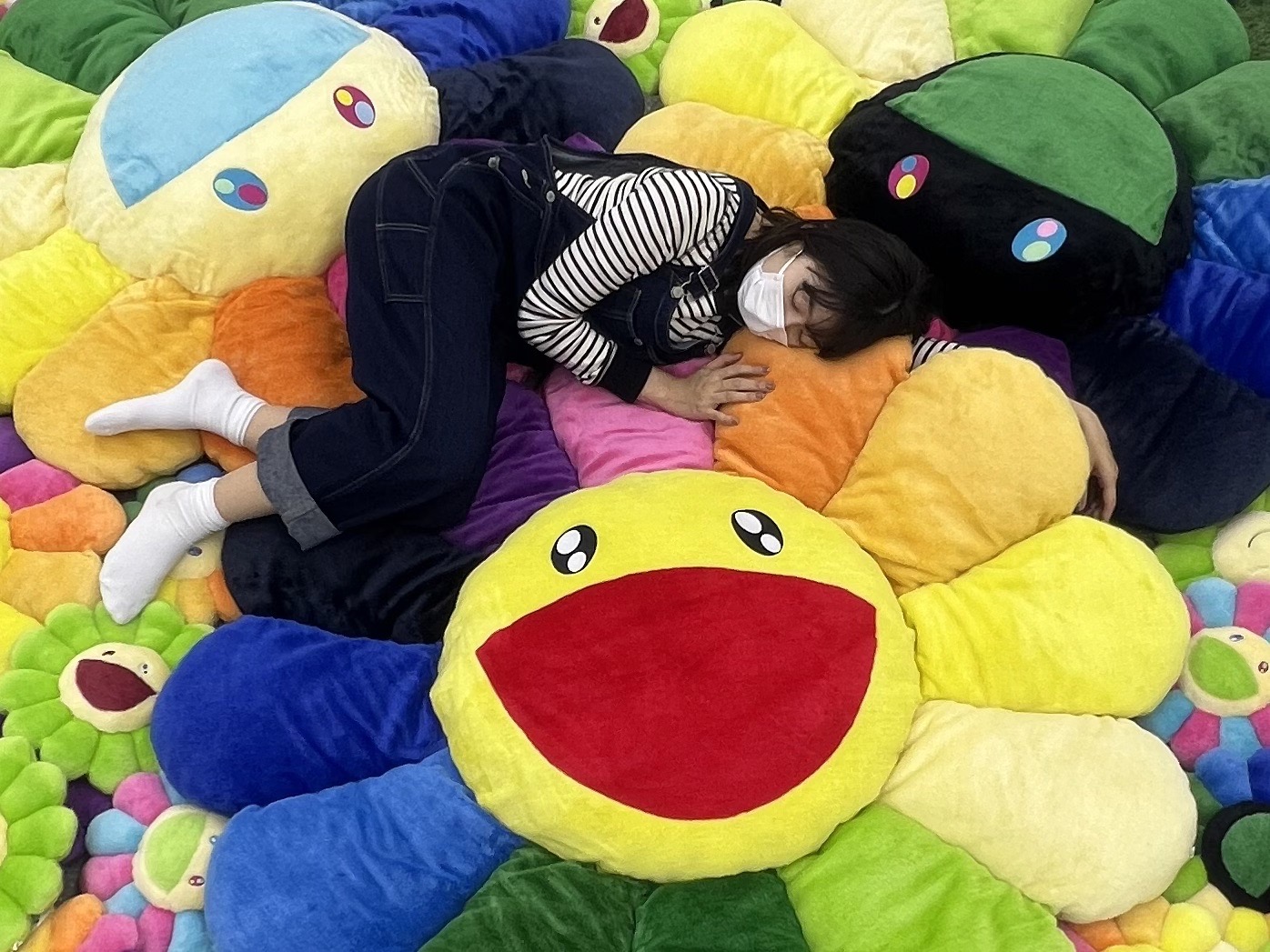 4月11日(月)よりWEBショップにて、1.5mお花クッション3種を販売いたし