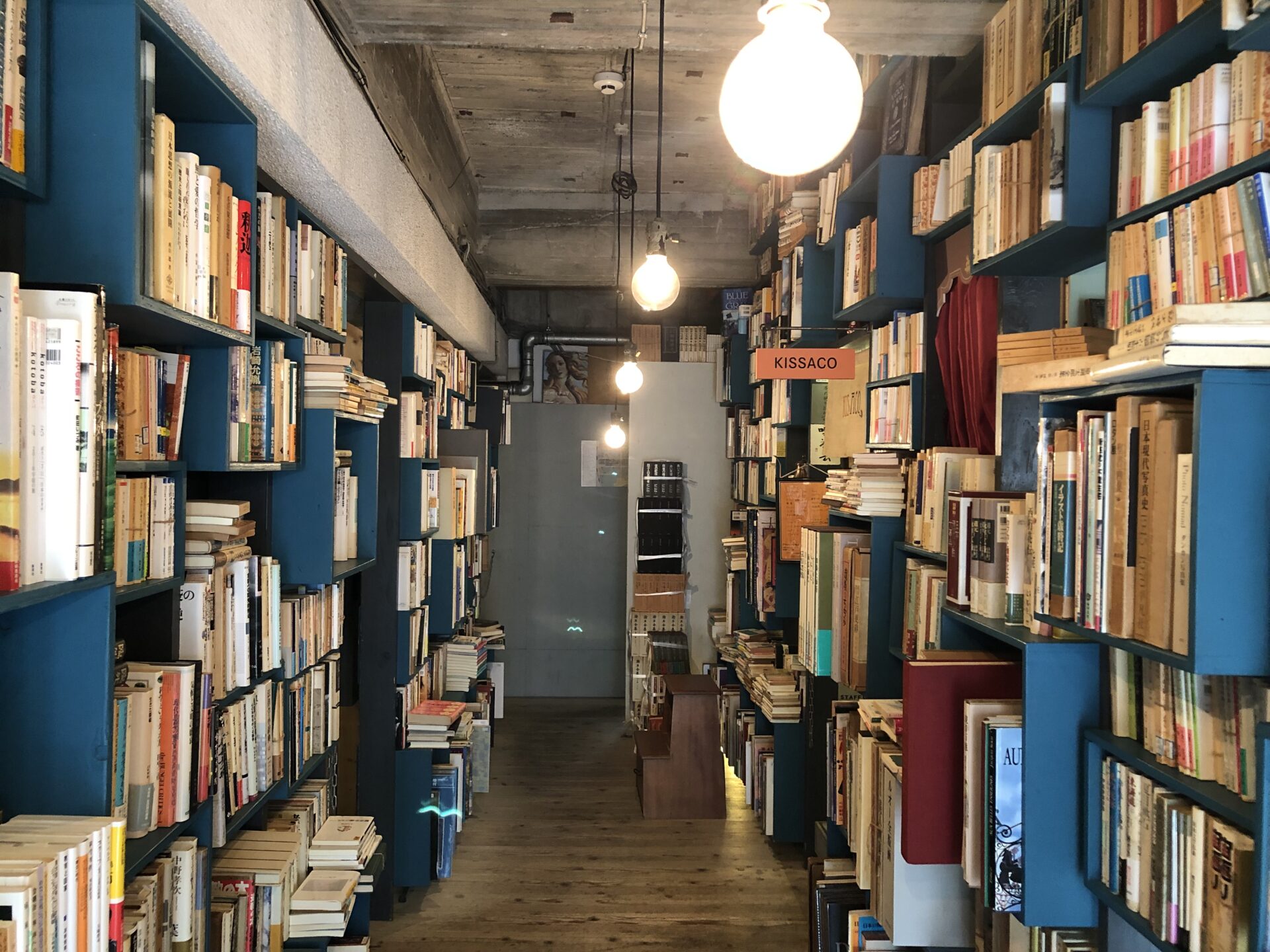 読書の秋の本屋めぐり】#3／約5000冊が並ぶ秘密基地のような本屋さん