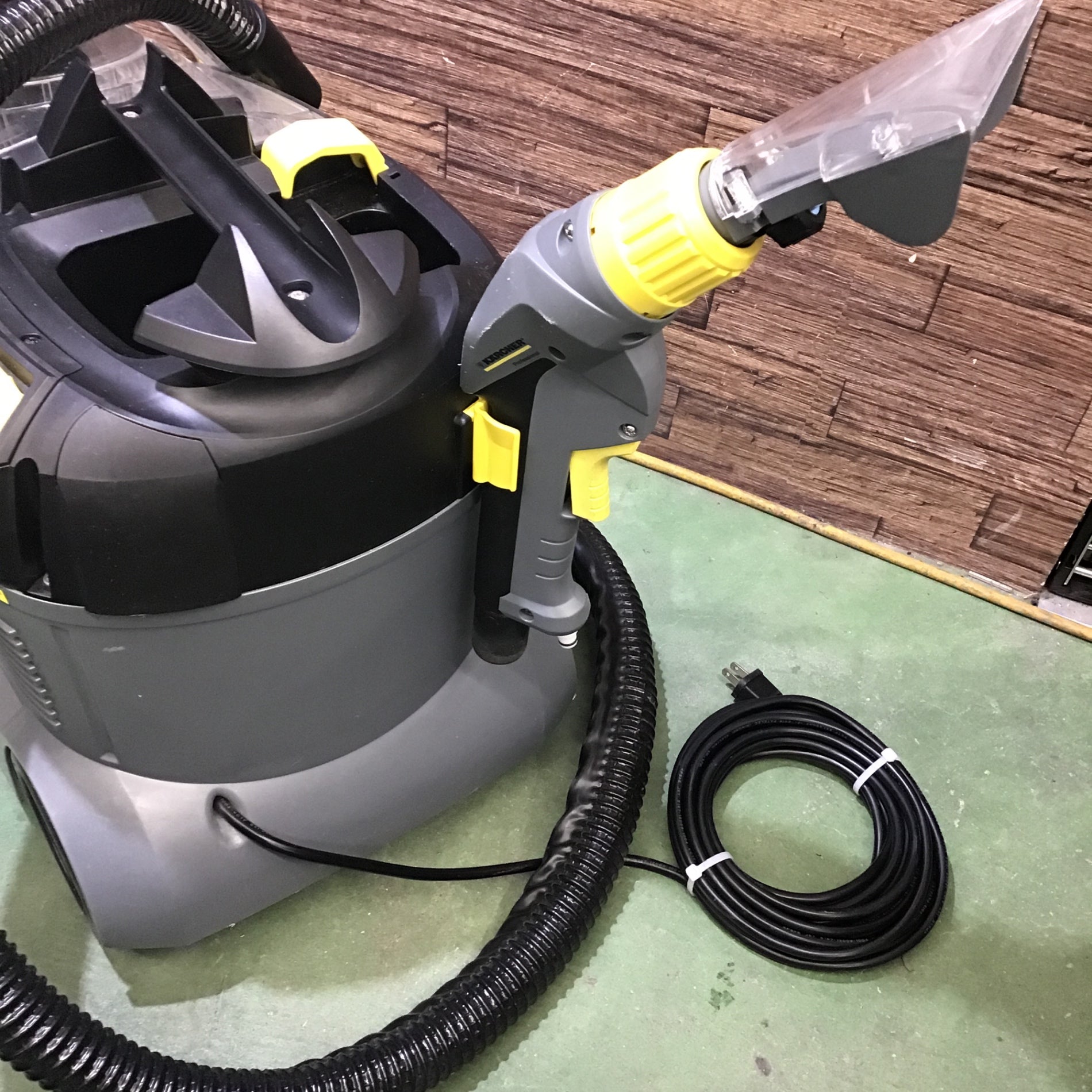 中古品】KARCHER(ケルヒャー) 業務用カーペットリンスクリーナー Puzzi