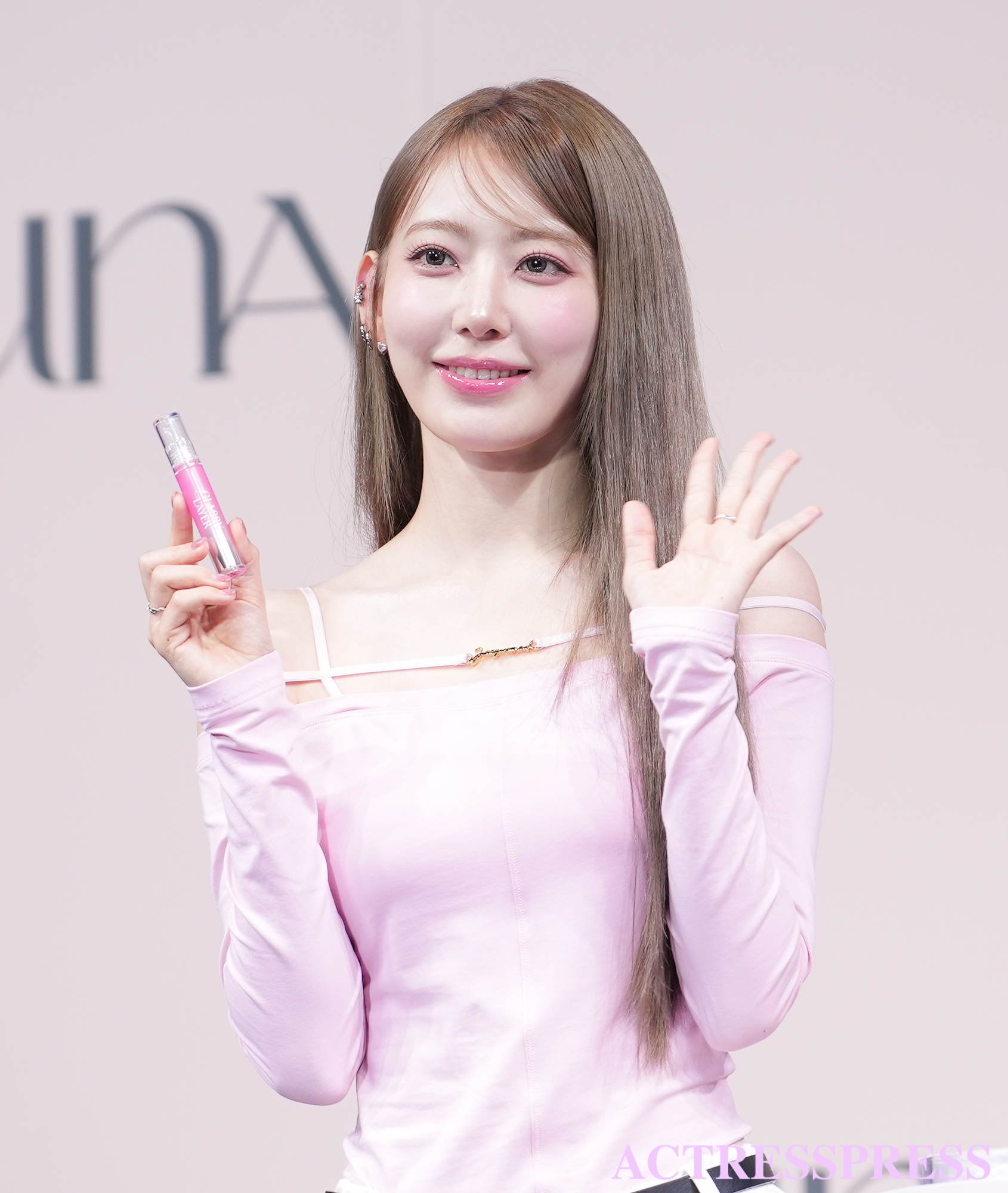 LE SSERAFIMのSAKURA、ぷるぷるリップ披露！メイクの秘訣明かす