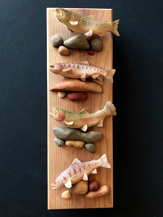 渓流の魚達 – 木彫りの魚