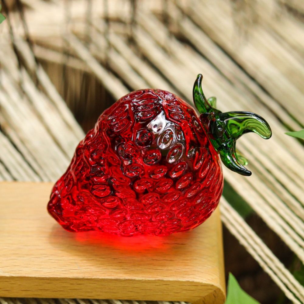 小さなイチゴの彫刻が施された白いガラス,イチゴの形をした芸術的な