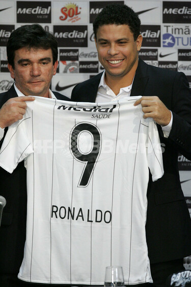 ロナウド コリンチャンスに正式入団 写真6枚 国際ニュース：AFPBB News