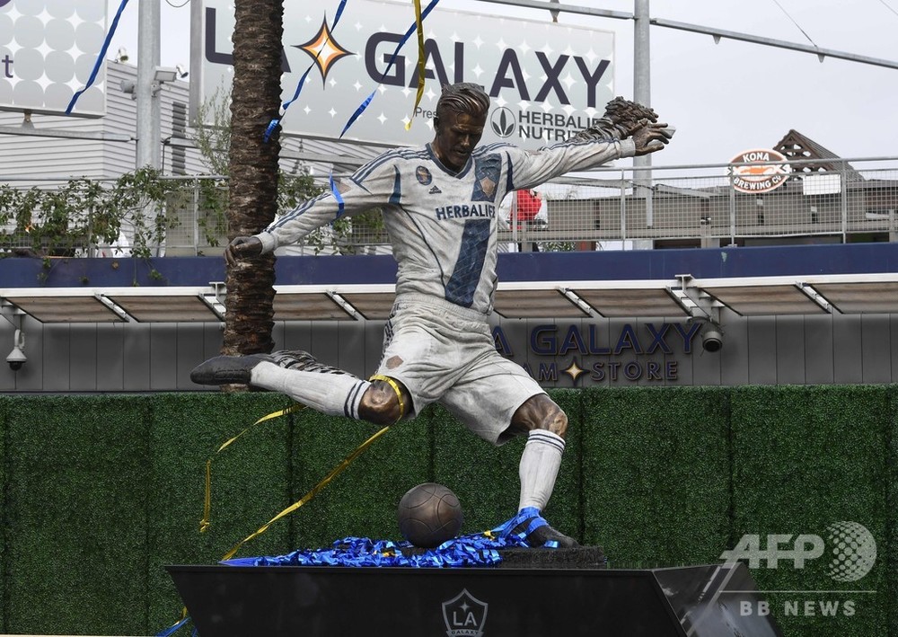 ベッカム氏の銅像お披露目、MLS開幕日に功績たたえ 写真5枚 国際