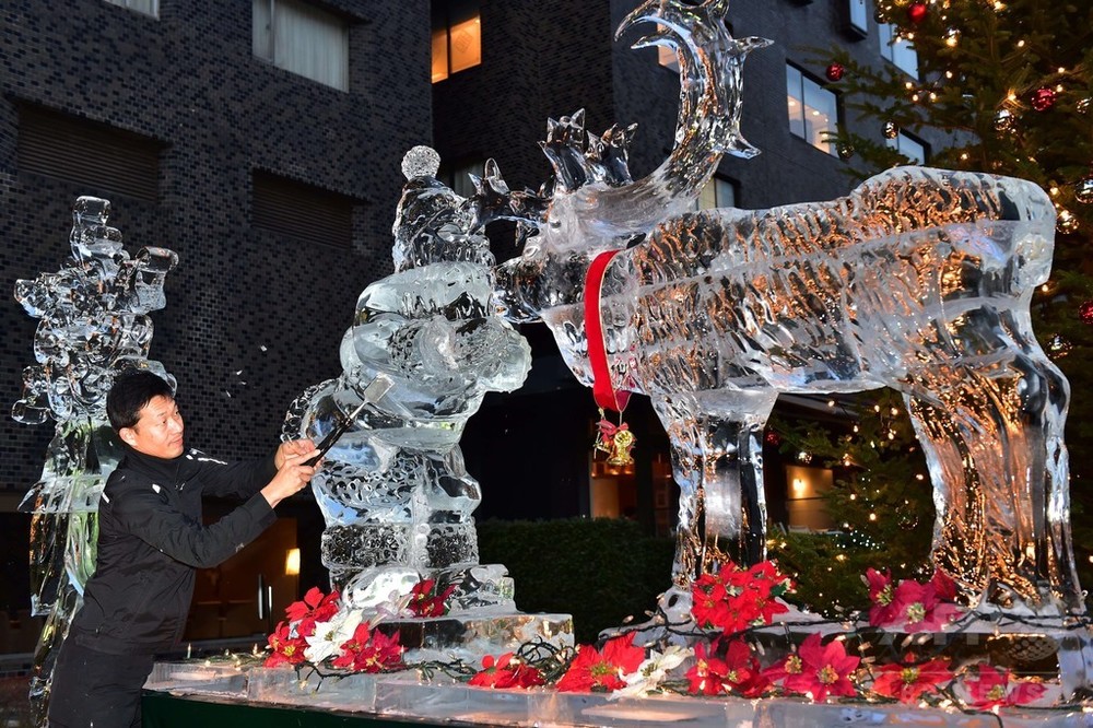 サンタとトナカイの氷の彫刻、都内のホテル 写真2枚 国際ニュース