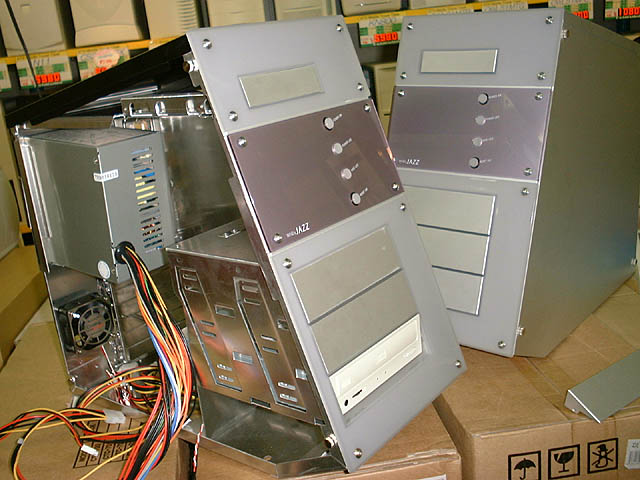 アルミ製のフロント斜面ケースと「仏壇似」ケース