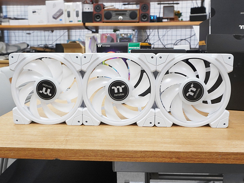 磁石で連結するケースファン「SWAFAN EX RGB」がThermaltakeから