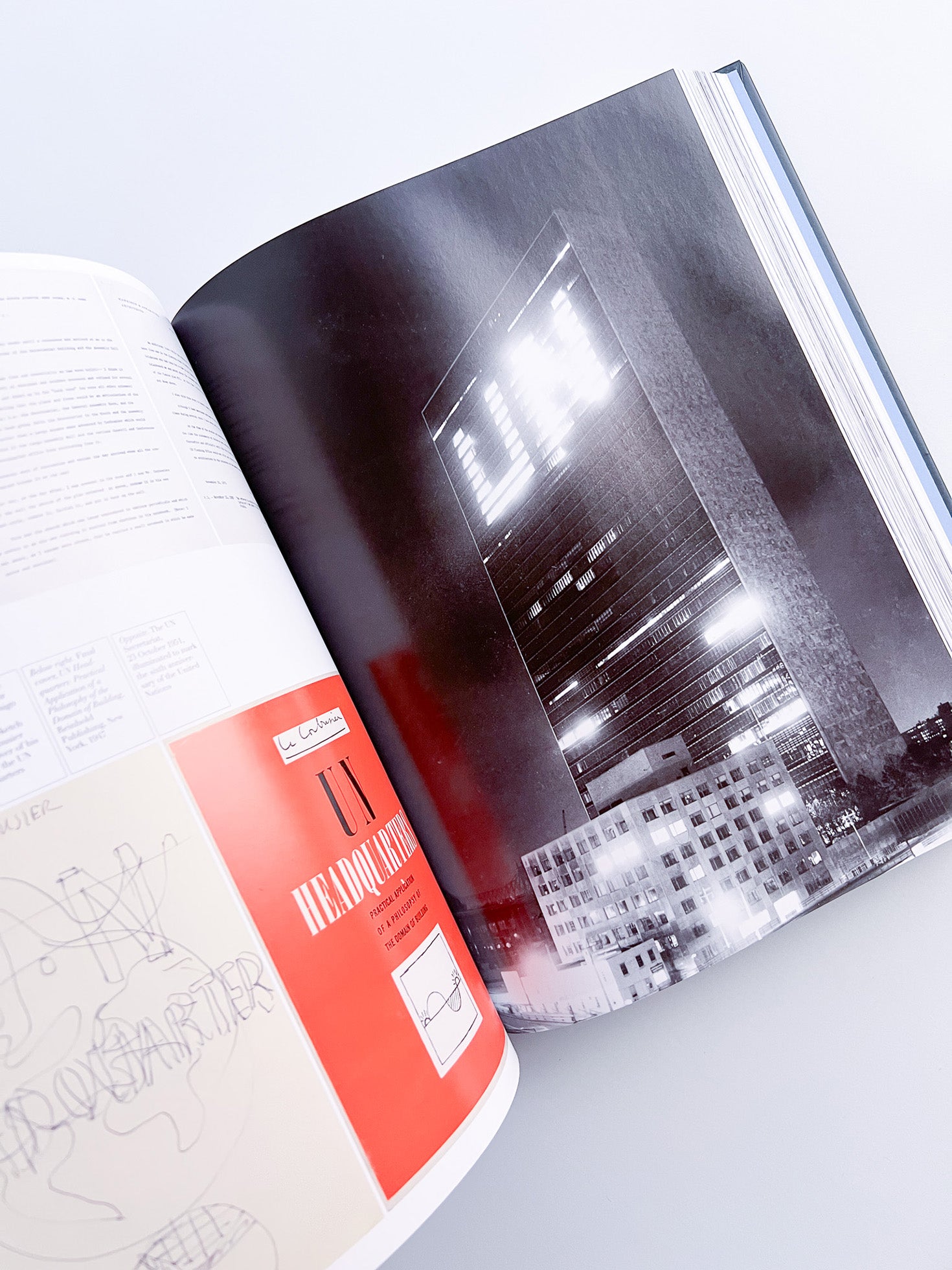 Le Corbusier: Le Grand - 本 屋 青 旗 Ao-Hata Bookstore