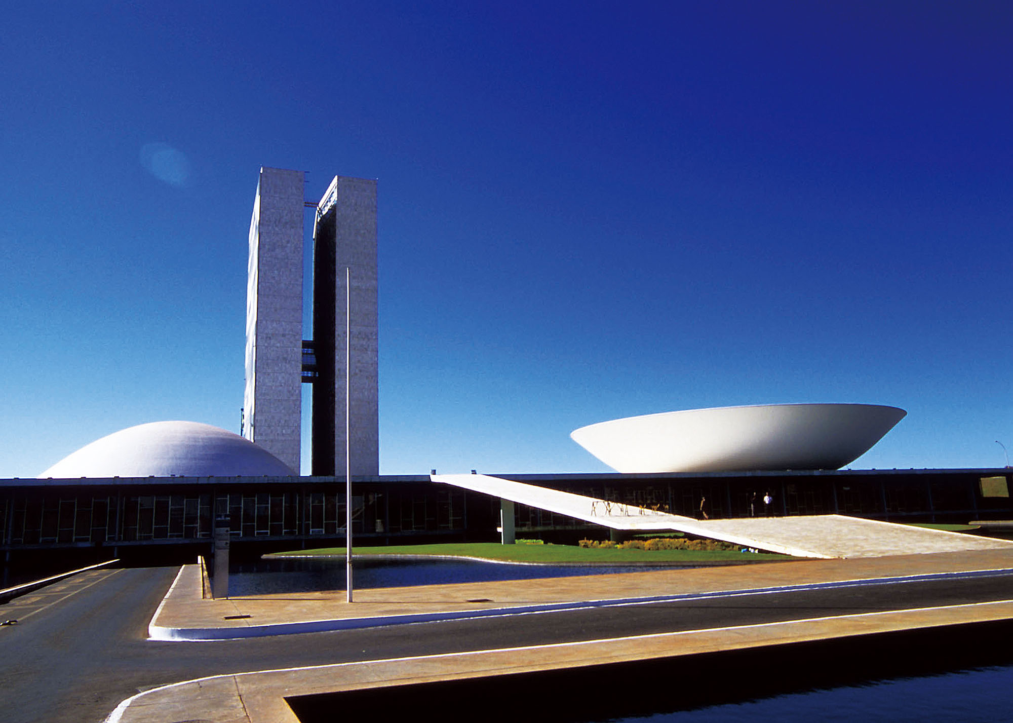 未来都市 首都ブラジリア - 株式会社アルファインテル