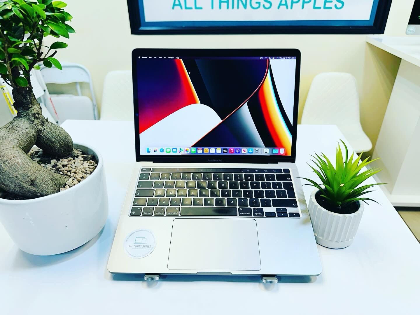 2020 Apple MacBook Pro 13-inch M1 8-Core CPU, 8-Core GPU (Touch