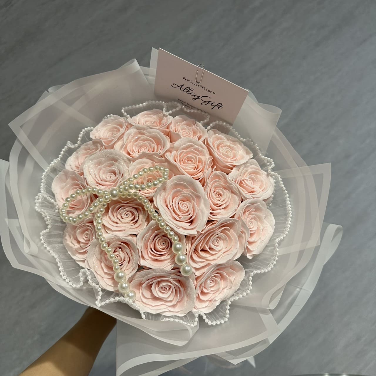 グリッターローズ専門店AlleyGiftが手掛ける白ベースのキラキラ花束