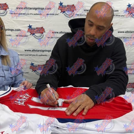 ティエリ・アンリがアーセナル 14 のユニフォームにサイン