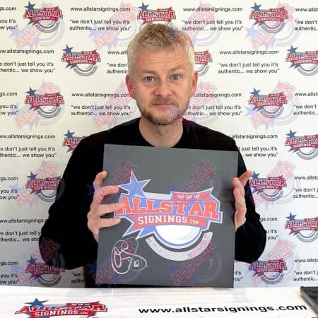 スールシャールがマンチェスター・ユナイテッドのシャツにサイン