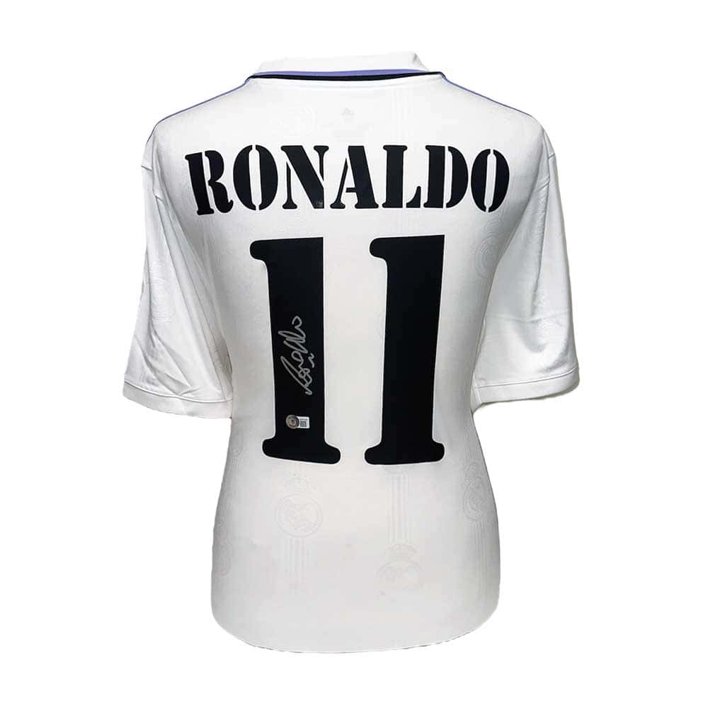 ロナウド・ナザーリオがレアル・マドリードのホームシャツにサイン