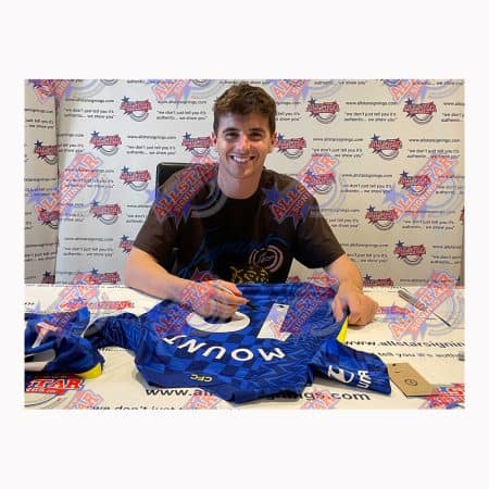 メイソン・マウントがチェルシー 2021/22 ユニフォームにサイン