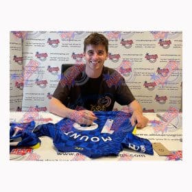 メイソン・マウントがチェルシー 2021/22 ユニフォームにサイン