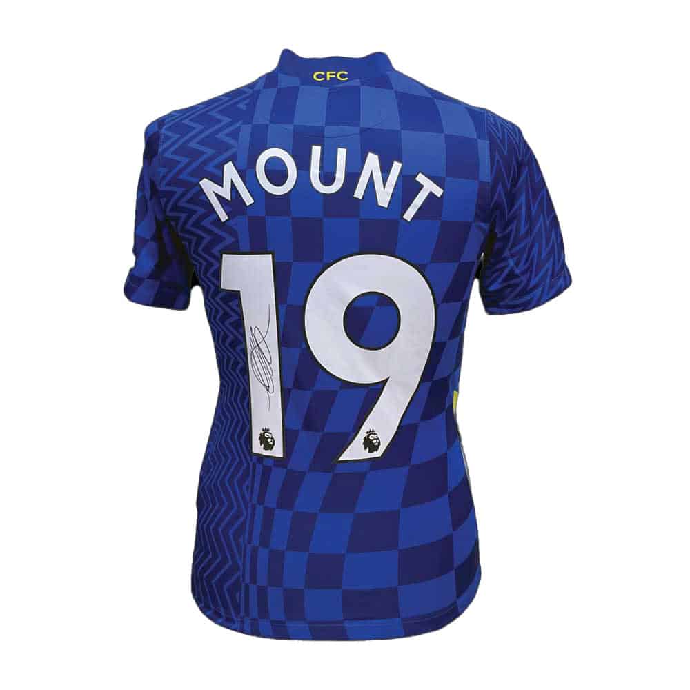 メイソン・マウントがチェルシー 2021/22 ユニフォームにサイン