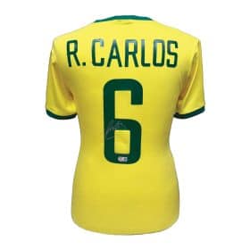 ロベルト カルロスがブラジルのレトロなホーム シャツにサイン