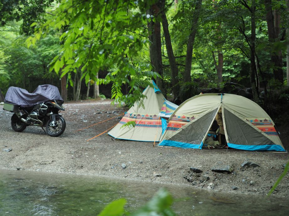レビュー】ロゴス ナバホTepee 300とラウンドタープ｜バイクキャンプ