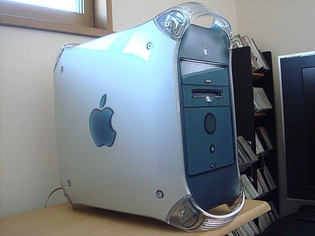 Power Mac G4 AGP Graphics (Apple) 1999年 | 古いハードに囲まれて