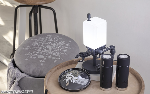 NieR:Automata」ポッド型テーブルランプから、“月の涙”のフラワー