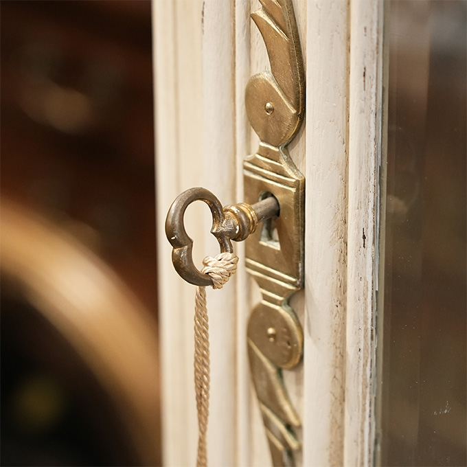 伝統と洗練が融合するフレンチキャビネット – ANTIMO SHOP BLOG