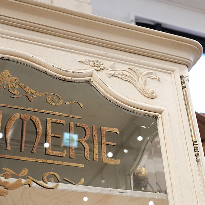 伝統と洗練が融合するフレンチキャビネット – ANTIMO SHOP BLOG