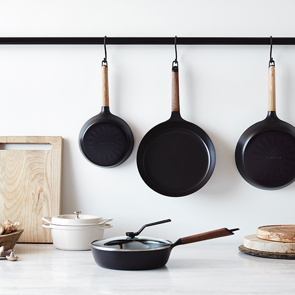 バーミキュラ / フライパン 26cm オーク / 専用フタ付きを贈るなら