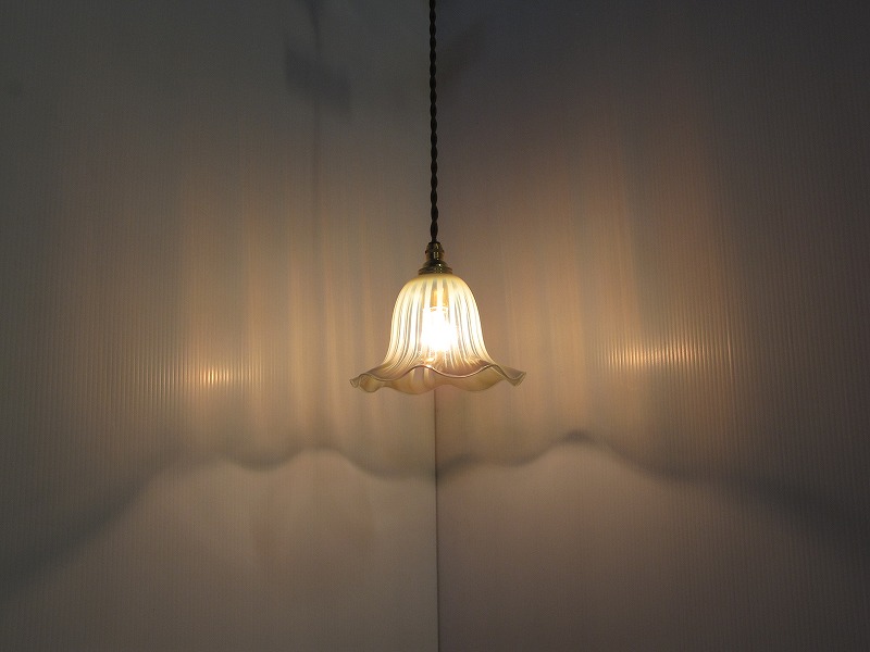 イギリスのアンティークランプシェード （ヴァセリンガラス）（4月30日