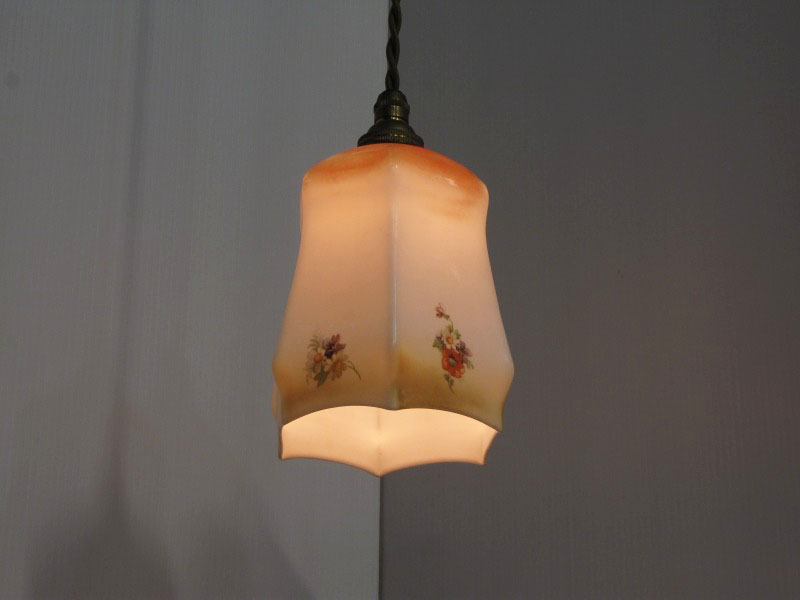 ドイツ製のアンティークランプシェード 花の絵付け（4月21日