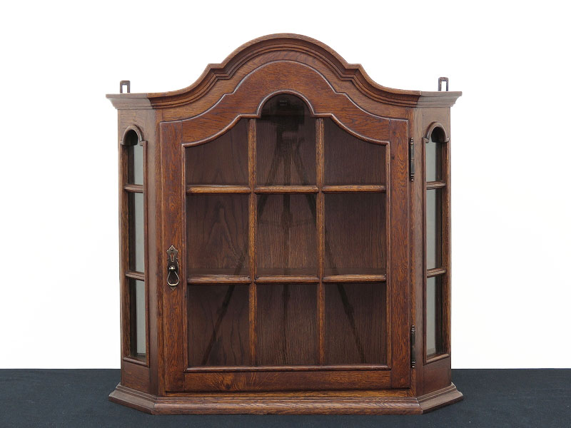 オランダで買い付けたシンプルなデザインのウォールキャビネット（6月