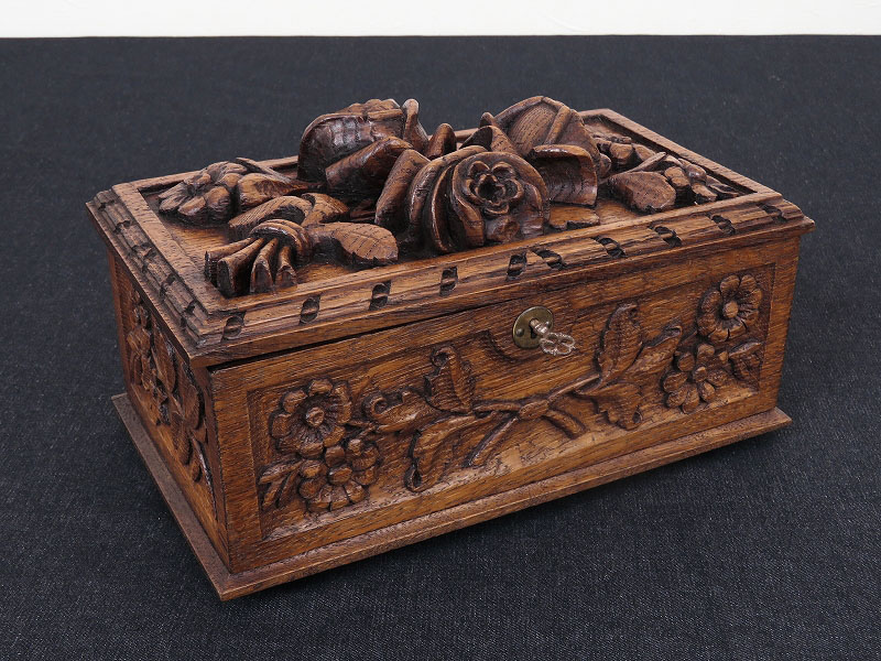 花の彫刻が素晴らしいベルギーで買い付けたアンティークのボックス（7