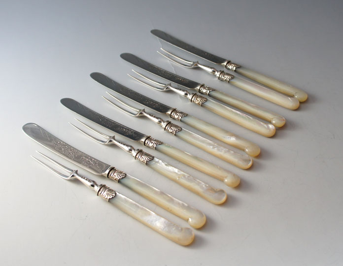 お値下げ英国製シルバーとマザーオブパールカトラリー12本葡萄レリーフ