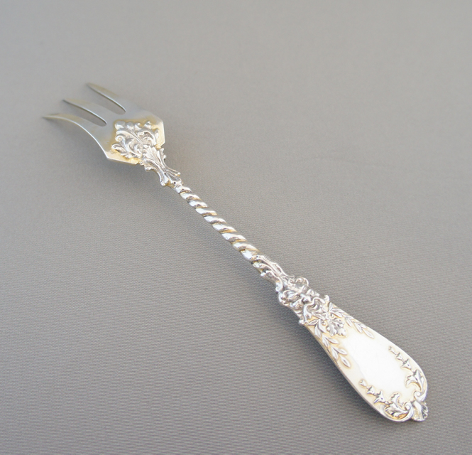 フランス「花装飾 オイスターフォーク」《アンティックかとう》