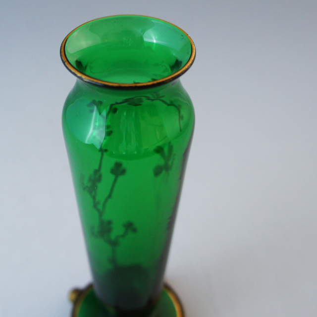 オールドバカラ「梅の木に昆虫文 緑色ガラス 花瓶」《アンティックかとう》
