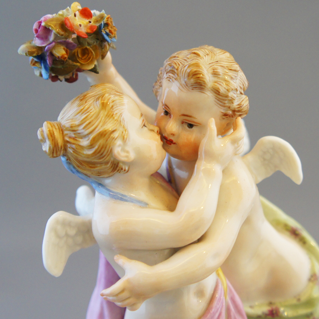 マイセン「天使人形「愛の寓意」- 天使のキス –」《アンティックかとう》