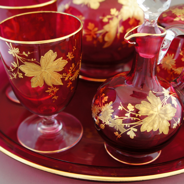 オールドバカラ「赤色ガラス 花蝶文 ナイトセット」《アンティックかとう》