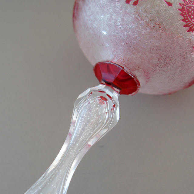 オールドバカラ「赤被せガラス エッチング地 野いちご文 ワイングラス