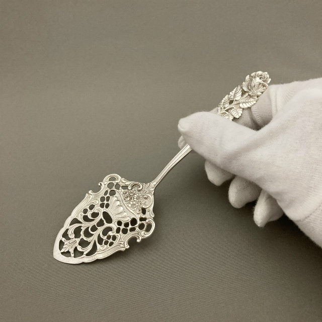 ドイツ「ヒルデスハイムローズ ケーキサーバー 長さ15.5cm