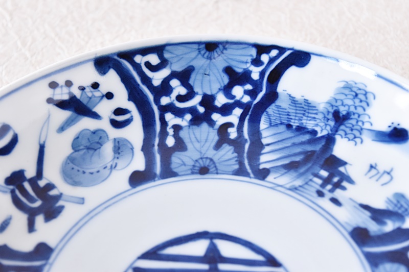 伊万里 染付 芙蓉手 風景画と宝尽くし 寿紋 貞隆製 櫛高台 七寸皿