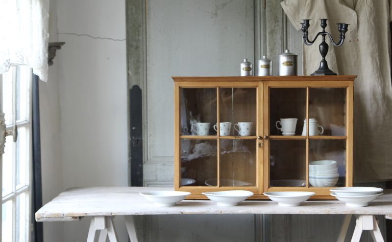 アンティークパインカップボード ガラス扉 シンプルナチュラル