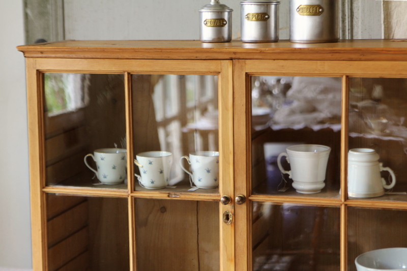 アンティークパインカップボード ガラス扉 シンプルナチュラル