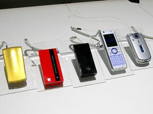 ASCII.jp：NTTドコモ、携帯電話機“702i”シリーズを発表――佐藤可士和氏