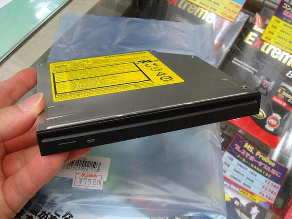 ASCII.jp：薄型/スロットインタイプの記録型DVDドライブが松下電器産業