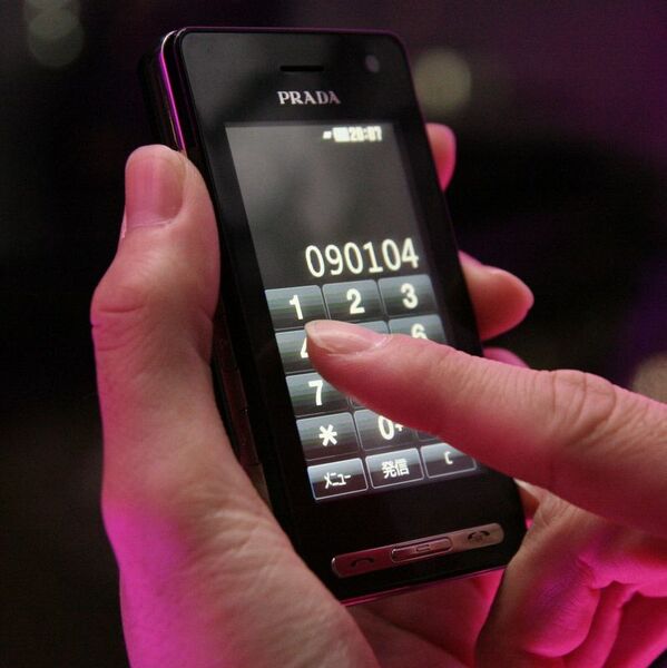 ASCII.jp：全面タッチパネルのPRADAフォン 日本上陸！ (1/2)