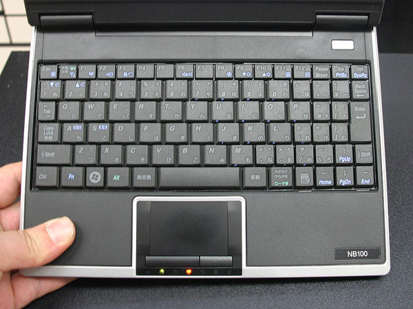 ASCII.jp：ついに国産が！「TOSHIBA」ロゴを背負ったNetBook (1/2)